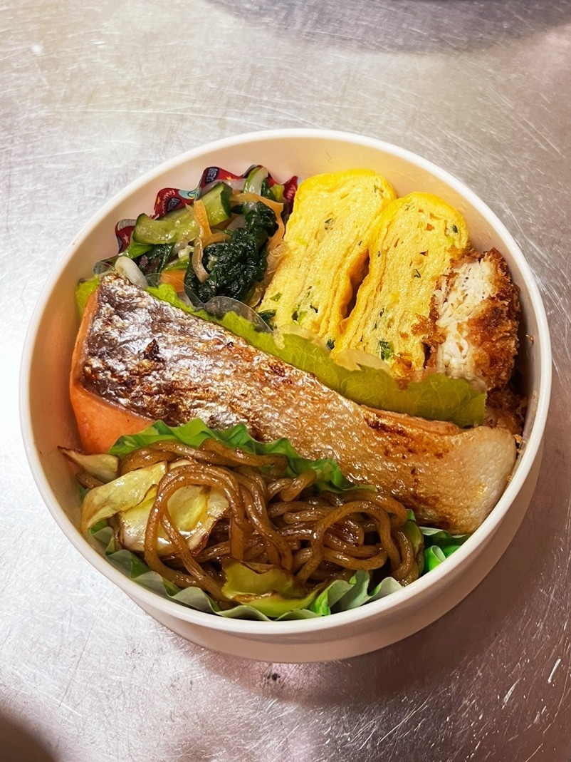 毎日のお弁当〜鮭と焼きそば〜の画像