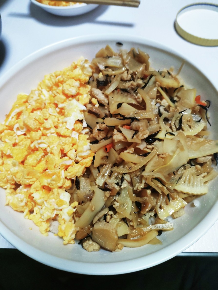 筍ひじき人参椎茸鶏ひき肉と炒り卵チラシ風の画像