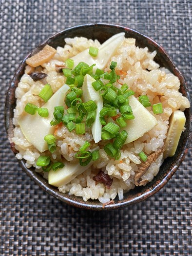 椎茸のもどし汁で竹の子炊き込みご飯の写真