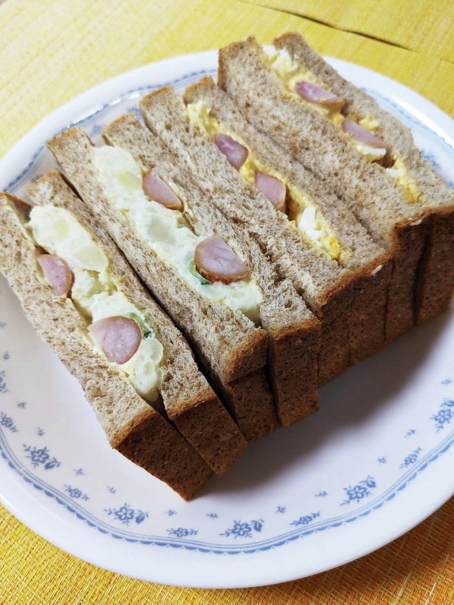 ライ麦パンのサンドイッチの画像