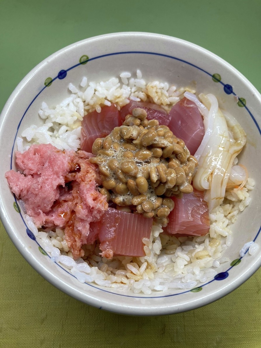 納豆と海鮮丼の画像