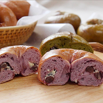 クリームチーズと大納言の紫芋ベーグルの写真