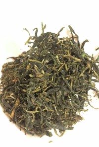 摘んだ生茶葉で緑茶、烏龍茶