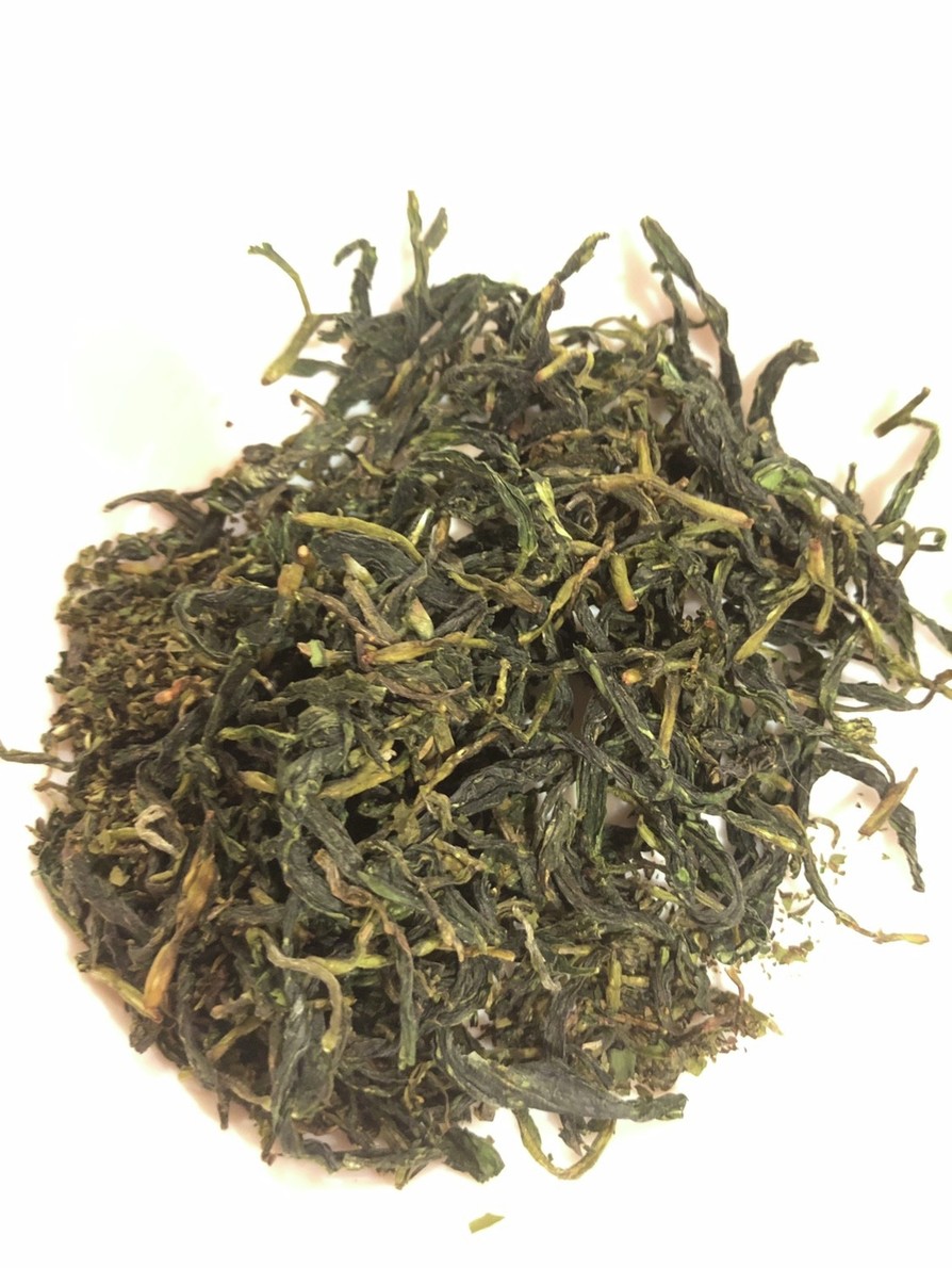 摘んだ生茶葉で緑茶、烏龍茶の画像