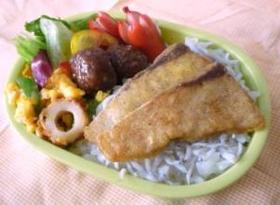 超簡単☆魚のカレーソテーのっけ弁当