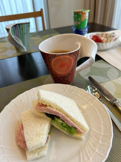簡単#ブロッコリーとハムのサンドイッチの写真