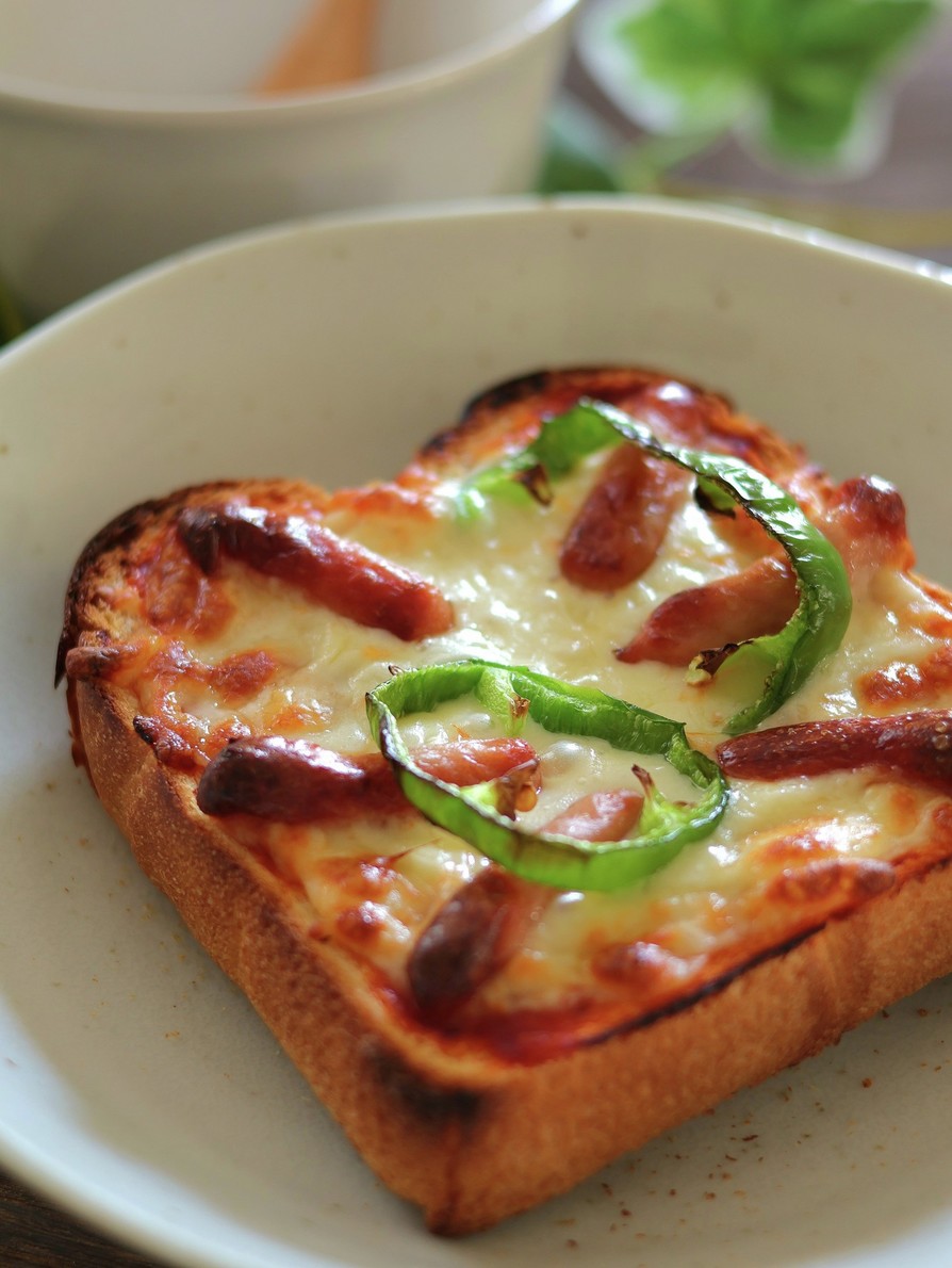 朝食やお昼ごはんに♪食パンでピザトーストの画像