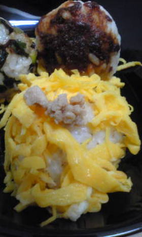 錦糸たまごde簡単おにぎりღ