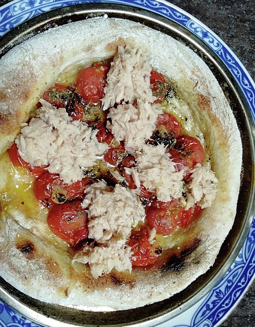 ツナとプチトマトの石窯焼きみたいなピザの画像