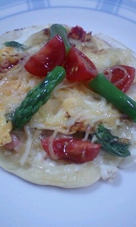 トマトとアスパラの目玉焼きパンケーキ