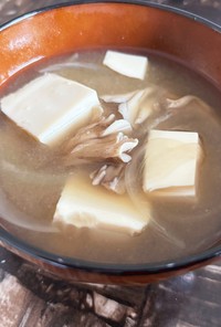 絹豆腐・舞茸・新玉ねぎのみそ汁