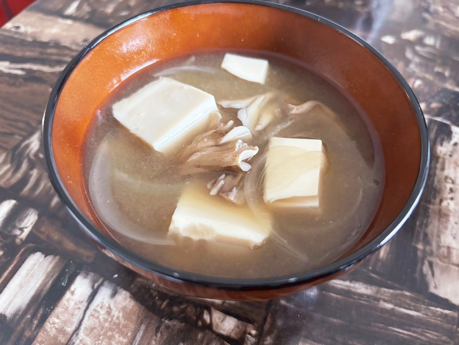 絹豆腐・舞茸・新玉ねぎのみそ汁の画像