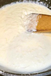 牛乳と小麦粉で作る濃厚クリームソース