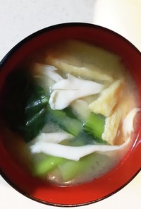 白舞茸と小松菜、油揚のお味噌汁