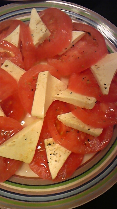トマトとチーズのサラダの画像