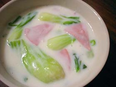 青梗菜とハムのミルク煮の写真