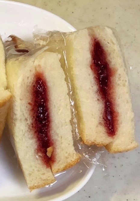 いちごジャムのサンドイッチの画像