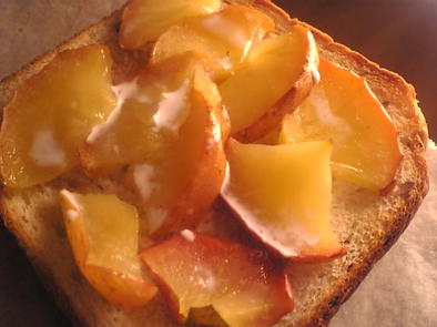 りんごとメープルのトーストの写真