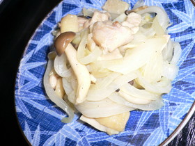 新たまねぎと鶏もも肉の炒め物
