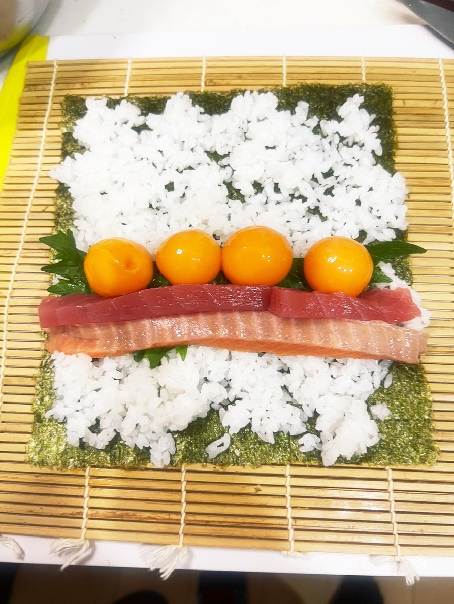 冷凍卵とマグロとサーモンで作る巻き寿司の画像
