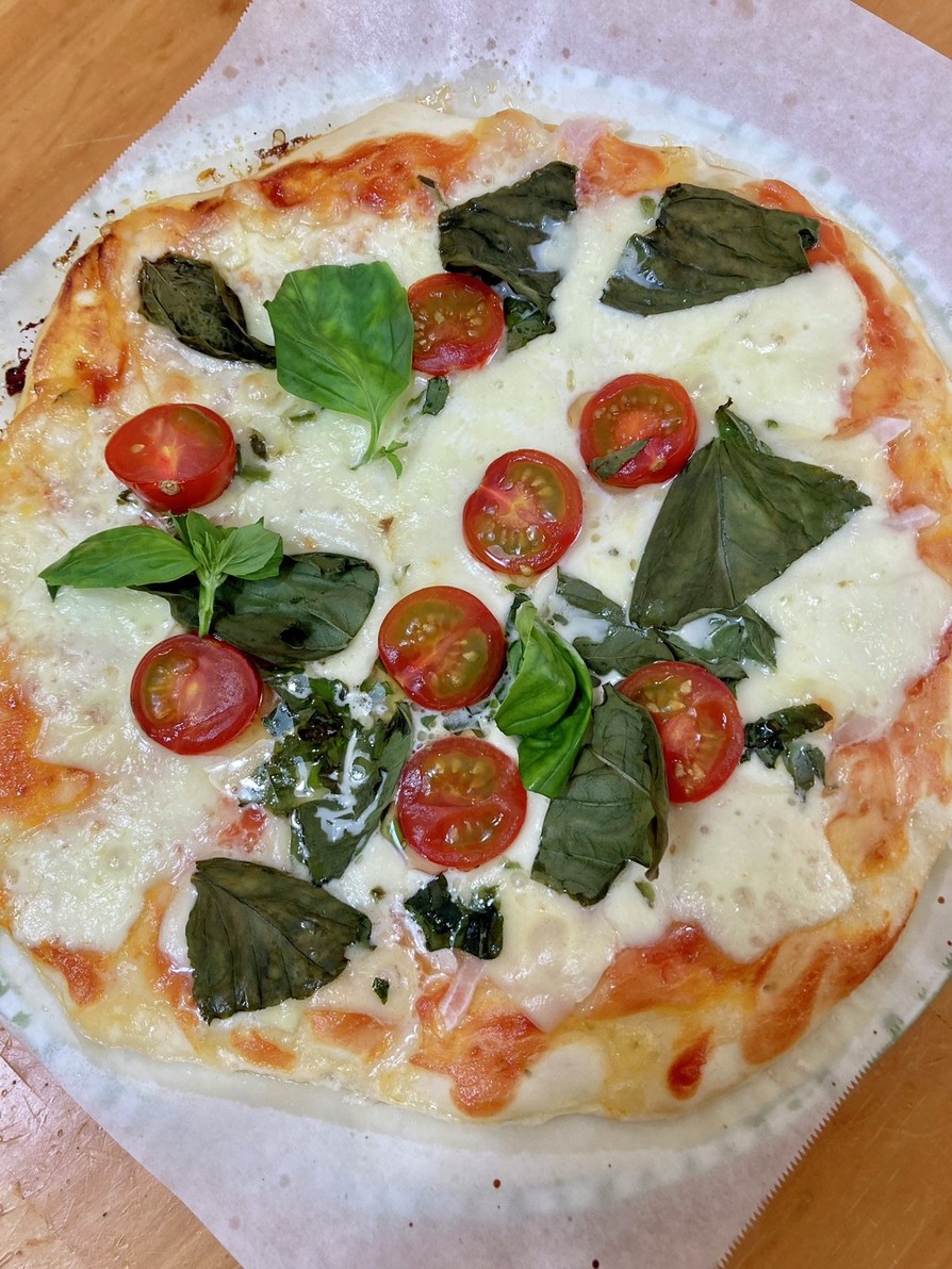 モッツァレラとバジルのマルゲリータピザの画像