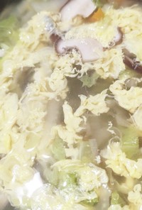白菜、人参、しいたけと溶き卵のスープ