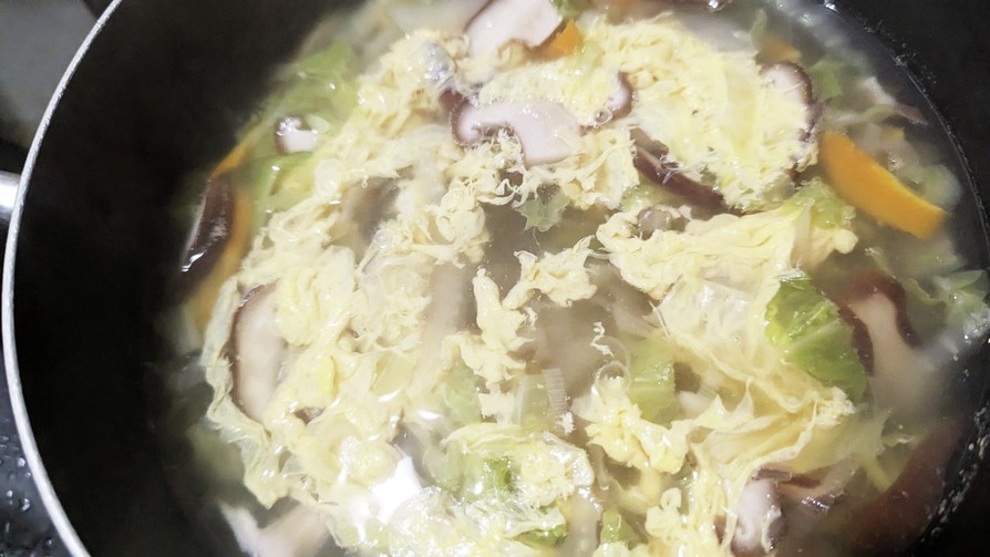 白菜、人参、しいたけと溶き卵のスープの画像