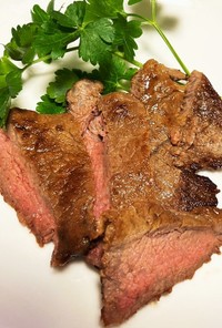 牛赤身肉のステーキ