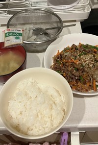 青椒肉絲・インスタント味噌汁夕飯
