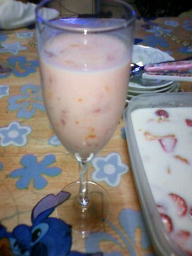 牛乳ｶﾙﾋﾟｽのつぶつぶ苺みかんラッシーの写真