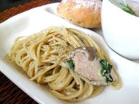 舞茸とチキンのまろやかチーズパスタ