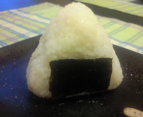 ゴマ油が香る、おかかおにぎり