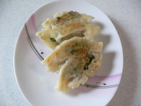 手作りの皮でもやしとニラの餃子