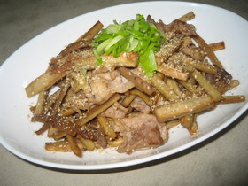 ごぼうとバラ肉の炒め物
