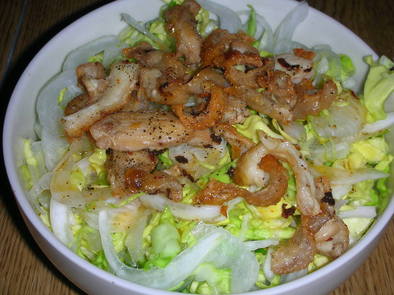 春キャベ新たまサラダ　ｏｎカリカリ鶏皮！の写真