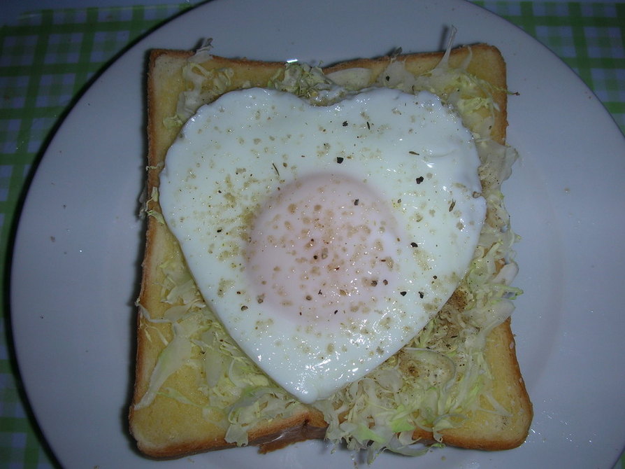 卵とキャベツのトーストの画像