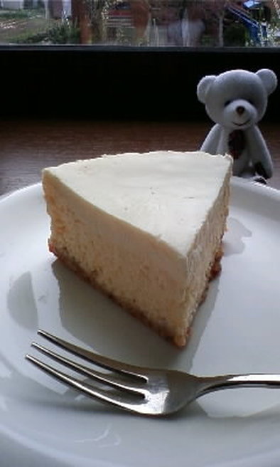 ２層のクリームチーズケーキの写真