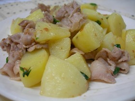 ジャガイモと豚肉の梅しそ炒め