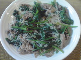 豚肉とほうれん草の糸蒟蒻炒め