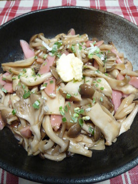 きのこと魚肉ソーセージのバタポン炒め