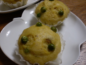 グリンピース入り懐かしの黒糖蒸しパン