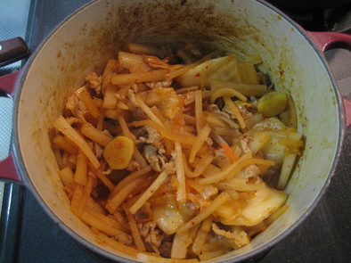 ルクルーゼで作る　大根のキムチ炒め煮の写真