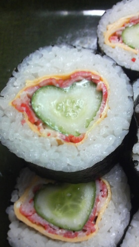 ハート型のキュウリでLove×2太巻き