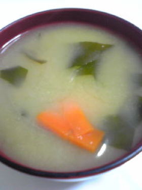 にんじんとわかめのお味噌汁