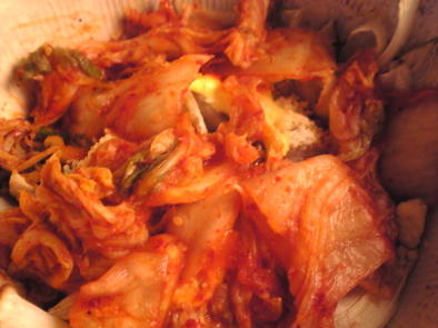 キムチと玉葱とぶなしめじのチーズ焼きの写真