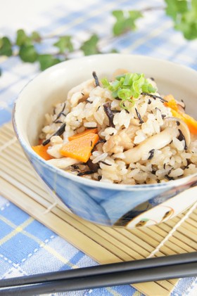 鶏ひじきの炊き込みご飯