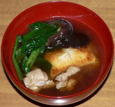 鶏肉とほうれん草、椎茸の関東風雑煮の写真