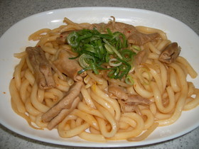 キムチ鍋の素でピリ辛ホルモンうどん