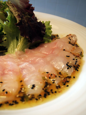 刺身サラダ、胡麻と香草のヴィネグレット