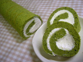 米粉の抹茶ロールケーキ